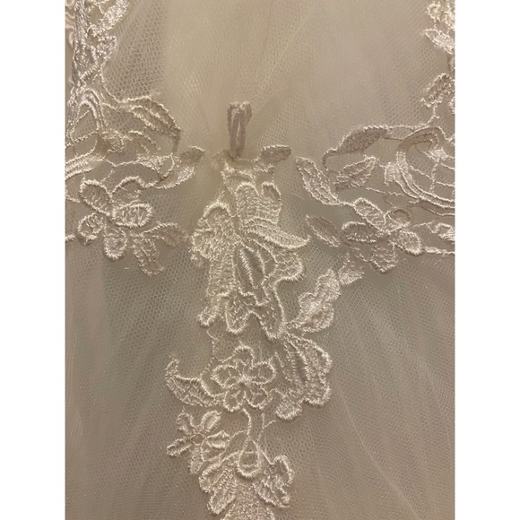 Pronovias Dango Wedding Dress - worn once and immediately cleaned - Picture 7 of 10